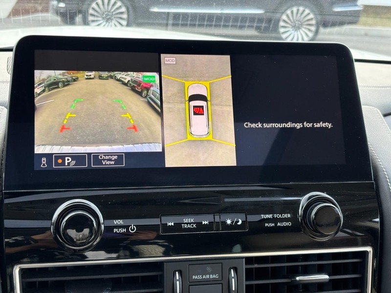 INFINITI QX80 Vehicle Full-screen Gallery Image 25