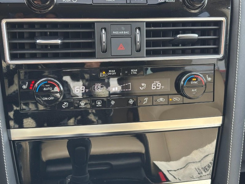 INFINITI QX80 Vehicle Full-screen Gallery Image 26