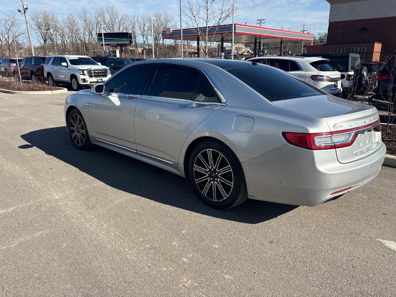 Lincoln Continental Vehicle Full-screen Gallery Image 02