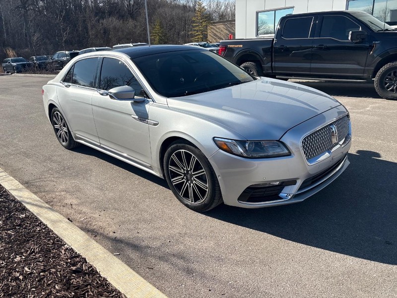 Lincoln Continental Vehicle Full-screen Gallery Image 04