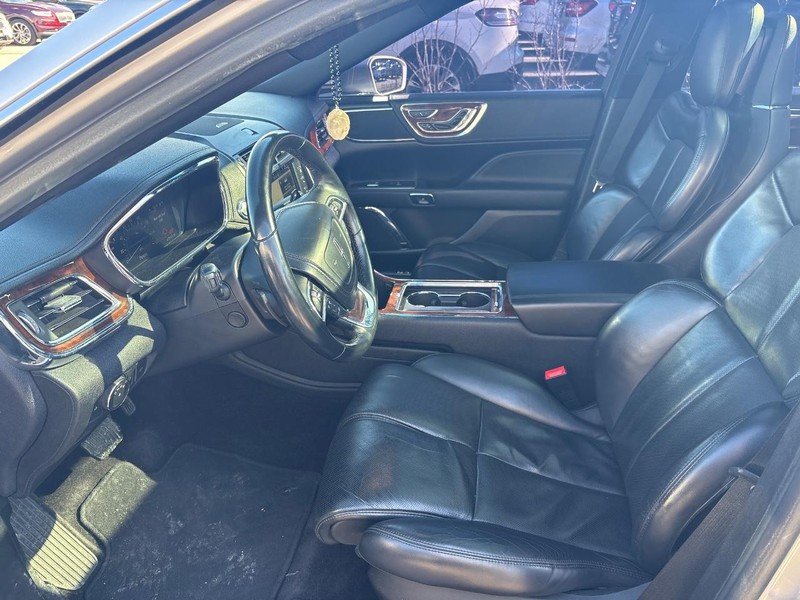 Lincoln Continental Vehicle Full-screen Gallery Image 05