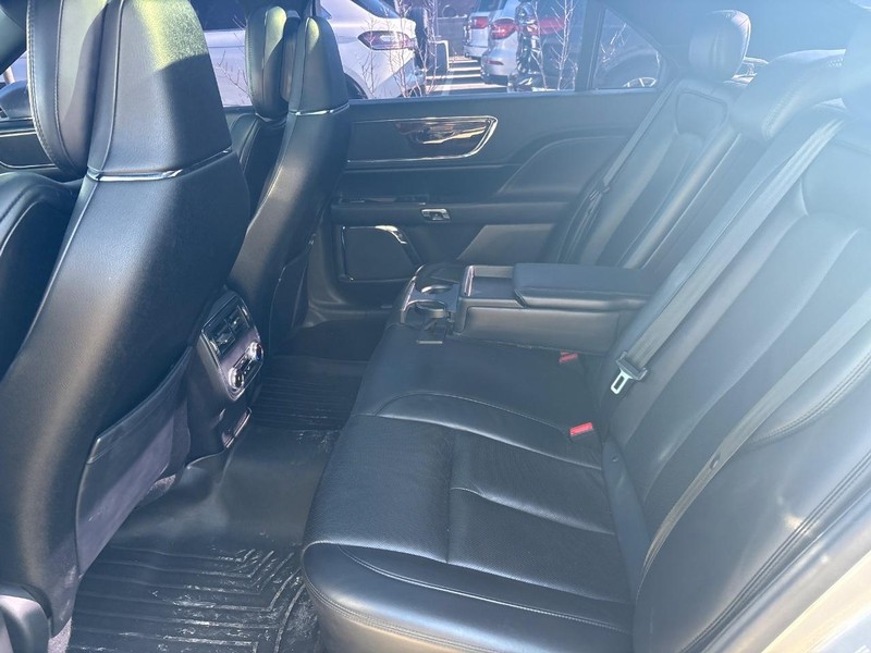 Lincoln Continental Vehicle Full-screen Gallery Image 06