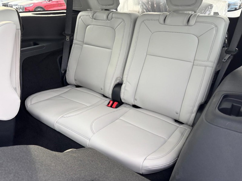 Lincoln Aviator Vehicle Full-screen Gallery Image 11