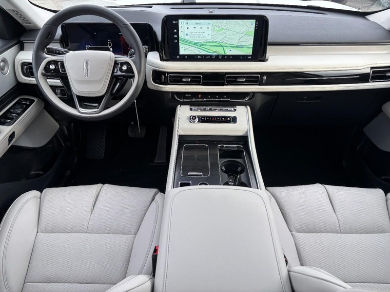 Lincoln Aviator Vehicle Full-screen Gallery Image 13