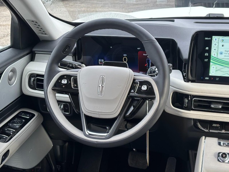 Lincoln Aviator Vehicle Full-screen Gallery Image 14