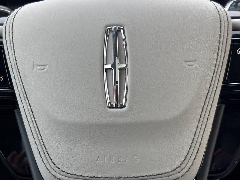 Lincoln Aviator Vehicle Full-screen Gallery Image 21