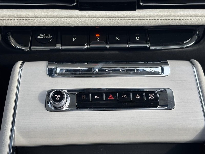 Lincoln Aviator Vehicle Full-screen Gallery Image 26