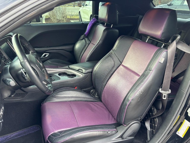 Dodge Challenger Vehicle Full-screen Gallery Image 12