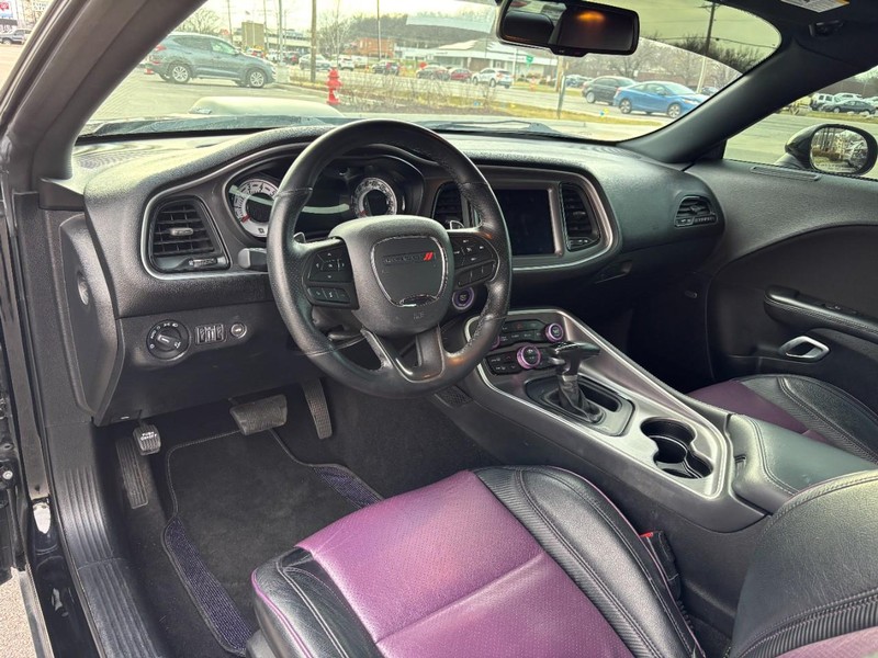 Dodge Challenger Vehicle Full-screen Gallery Image 13