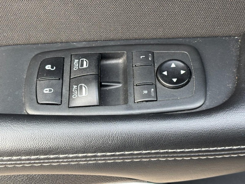 Dodge Challenger Vehicle Full-screen Gallery Image 15