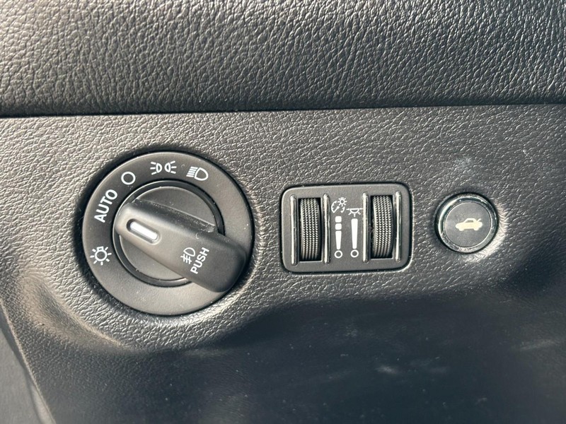 Dodge Challenger Vehicle Full-screen Gallery Image 16