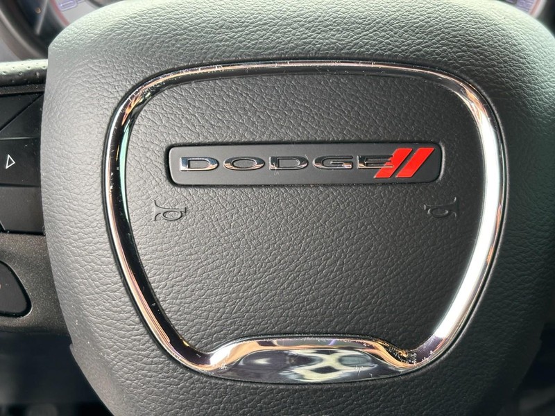 Dodge Challenger Vehicle Full-screen Gallery Image 18