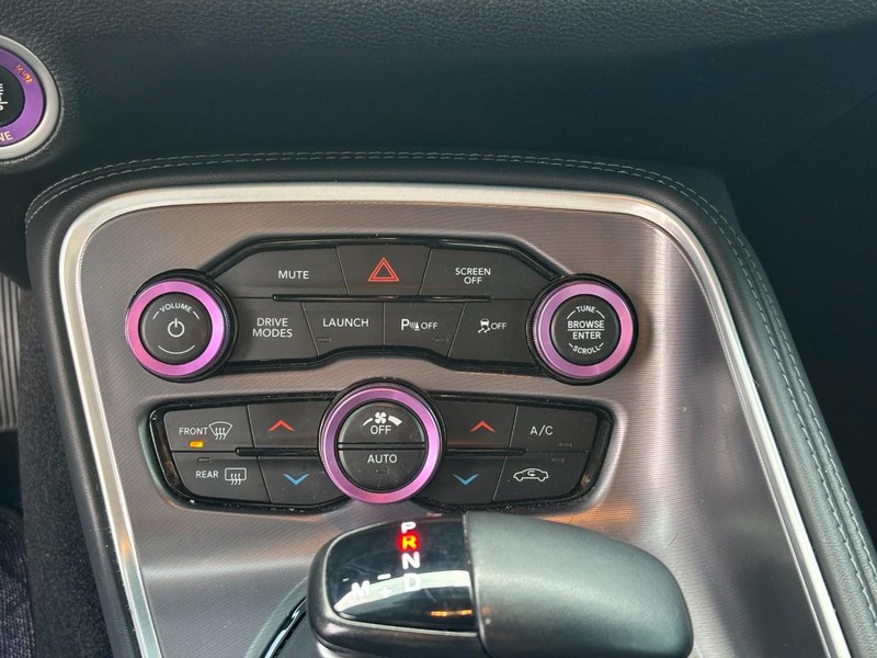 Dodge Challenger Vehicle Full-screen Gallery Image 23