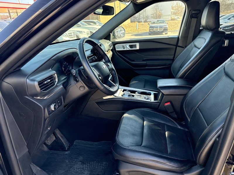 Ford Explorer Vehicle Full-screen Gallery Image 05