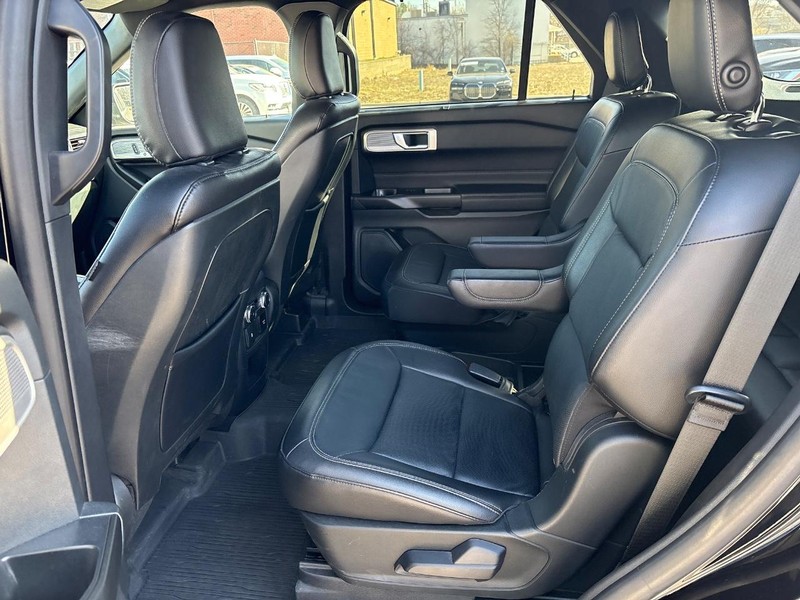 Ford Explorer Vehicle Full-screen Gallery Image 06