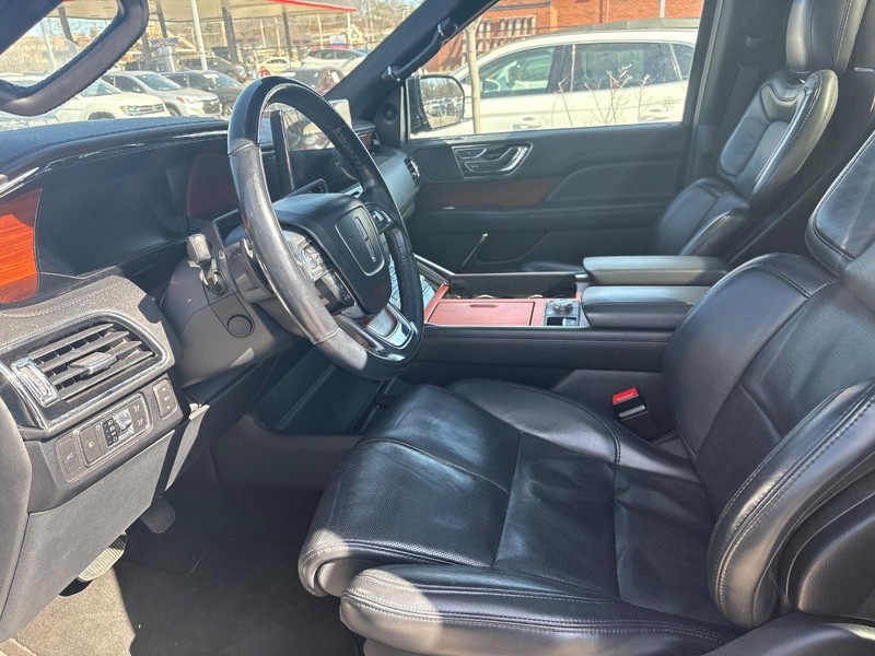 Lincoln Navigator Vehicle Full-screen Gallery Image 05