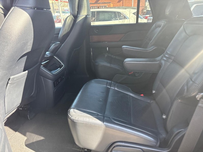 Lincoln Navigator Vehicle Full-screen Gallery Image 06