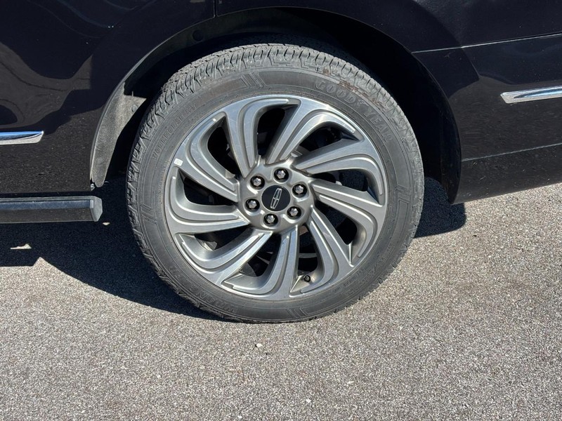 Lincoln Navigator Vehicle Full-screen Gallery Image 10