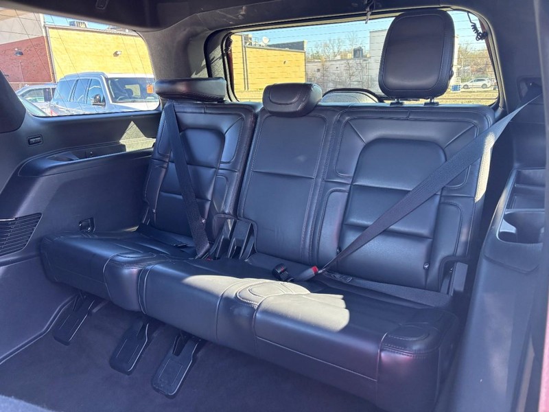 Lincoln Navigator Vehicle Full-screen Gallery Image 11