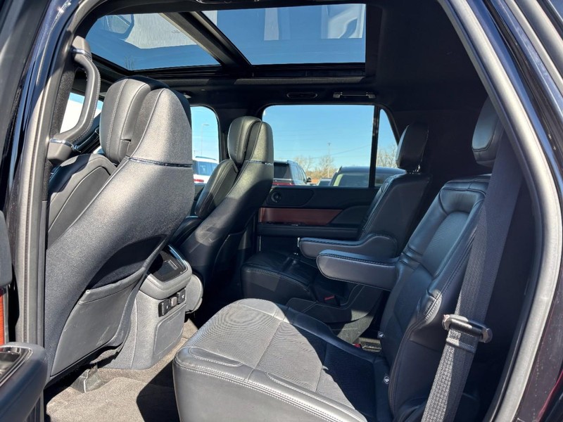 Lincoln Navigator Vehicle Full-screen Gallery Image 12