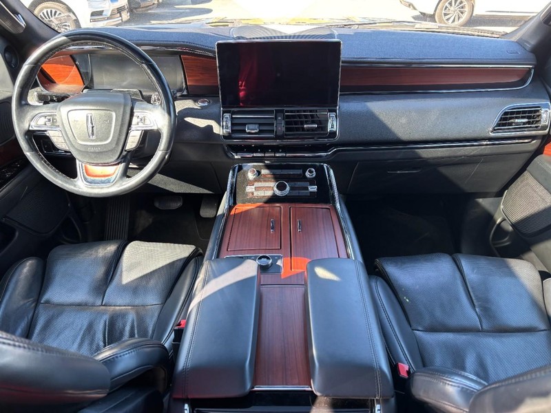 Lincoln Navigator Vehicle Full-screen Gallery Image 13