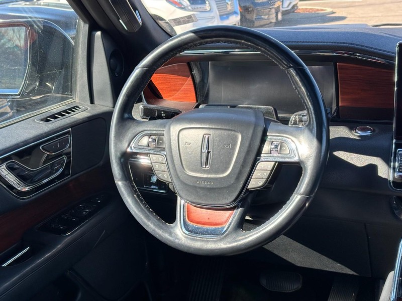 Lincoln Navigator Vehicle Full-screen Gallery Image 14
