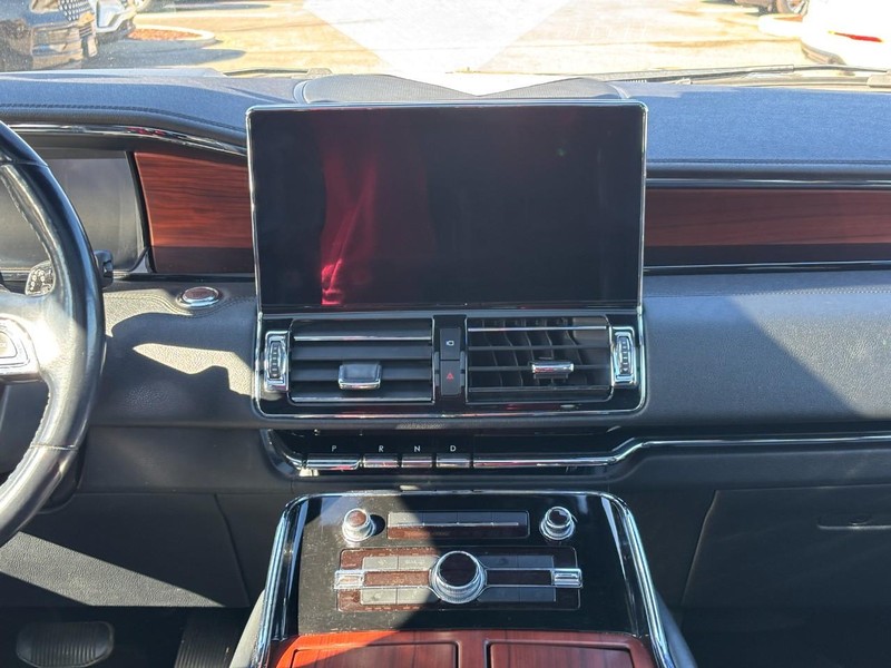 Lincoln Navigator Vehicle Full-screen Gallery Image 15