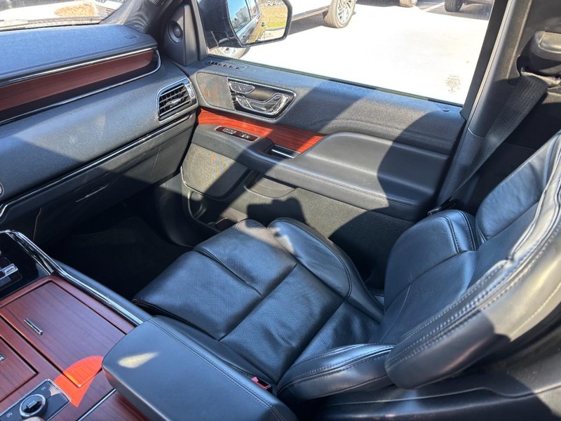 Lincoln Navigator Vehicle Full-screen Gallery Image 16
