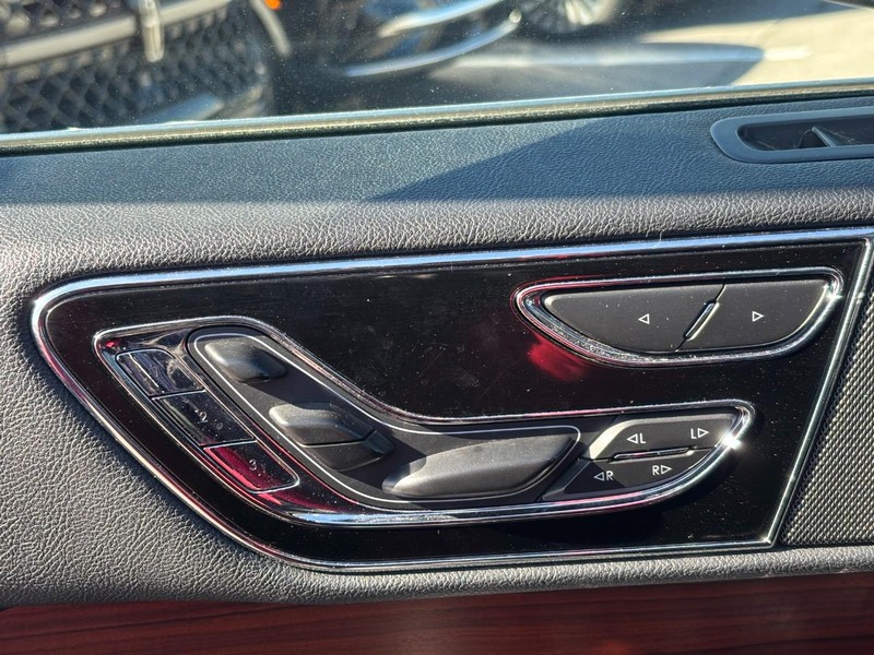 Lincoln Navigator Vehicle Full-screen Gallery Image 17