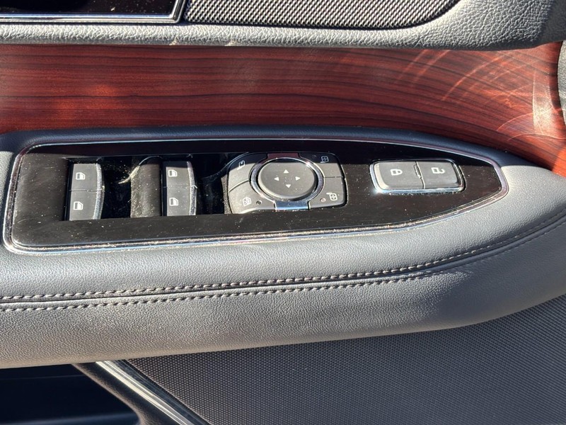 Lincoln Navigator Vehicle Full-screen Gallery Image 18