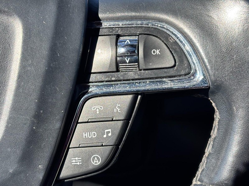 Lincoln Navigator Vehicle Full-screen Gallery Image 20