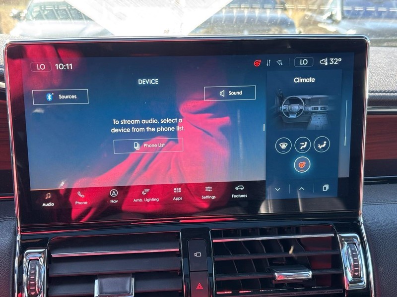 Lincoln Navigator Vehicle Full-screen Gallery Image 22