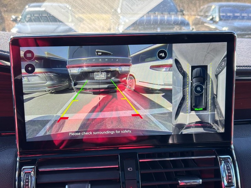 Lincoln Navigator Vehicle Full-screen Gallery Image 24