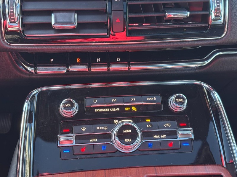 Lincoln Navigator Vehicle Full-screen Gallery Image 25