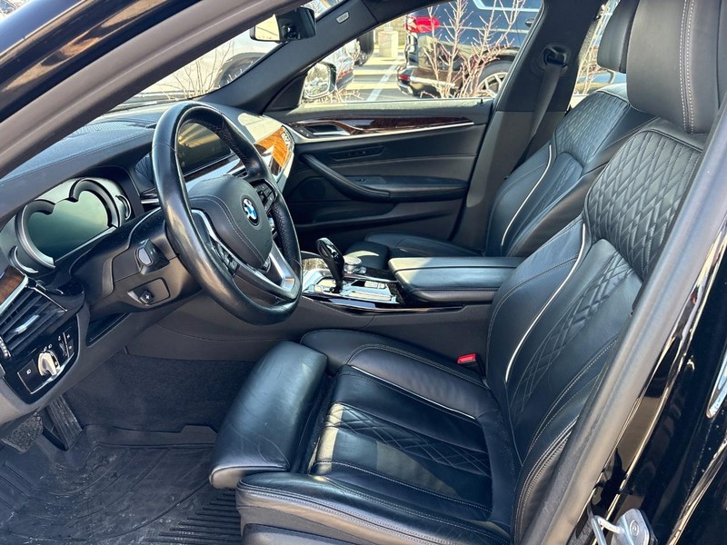 BMW 5 Series Vehicle Full-screen Gallery Image 05