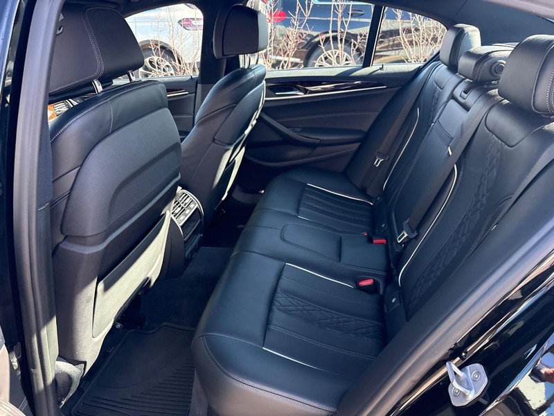 BMW 5 Series Vehicle Full-screen Gallery Image 06