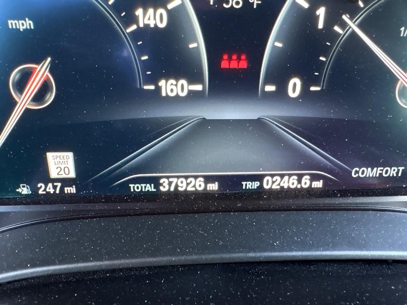 BMW 5 Series Vehicle Full-screen Gallery Image 07