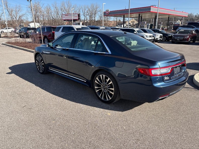 Lincoln Continental Vehicle Full-screen Gallery Image 02