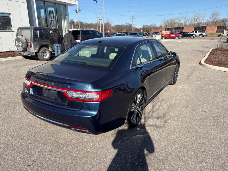 Lincoln Continental Vehicle Full-screen Gallery Image 03