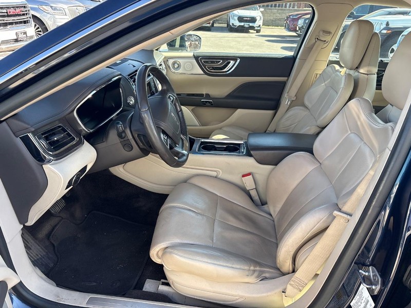 Lincoln Continental Vehicle Full-screen Gallery Image 05