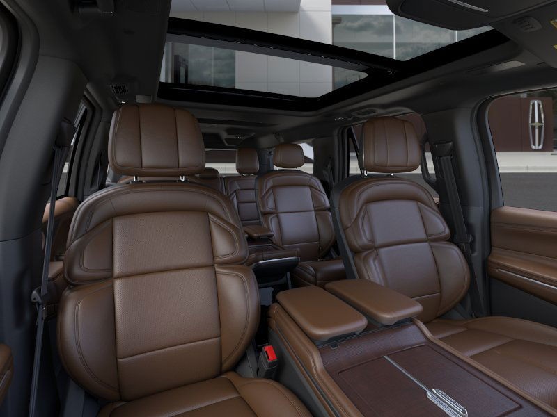 Lincoln Navigator L Vehicle Full-screen Gallery Image 11