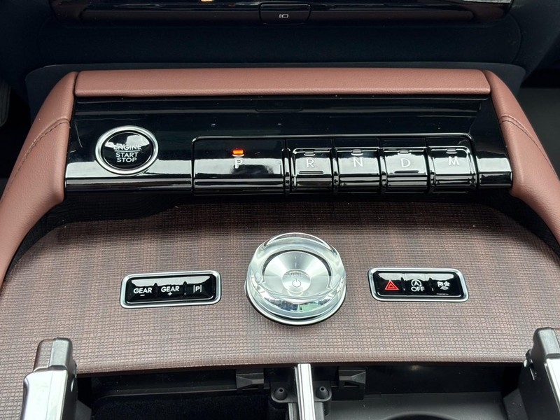 Lincoln Navigator Vehicle Full-screen Gallery Image 25