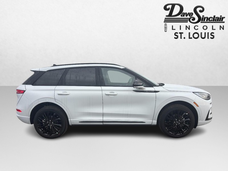 Lincoln Corsair Vehicle Full-screen Gallery Image 02