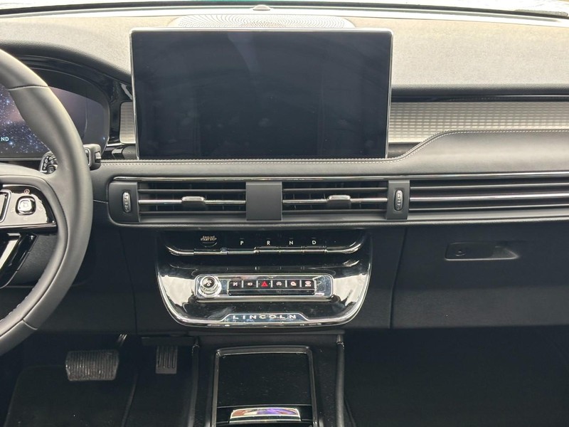 Lincoln Corsair Vehicle Full-screen Gallery Image 14