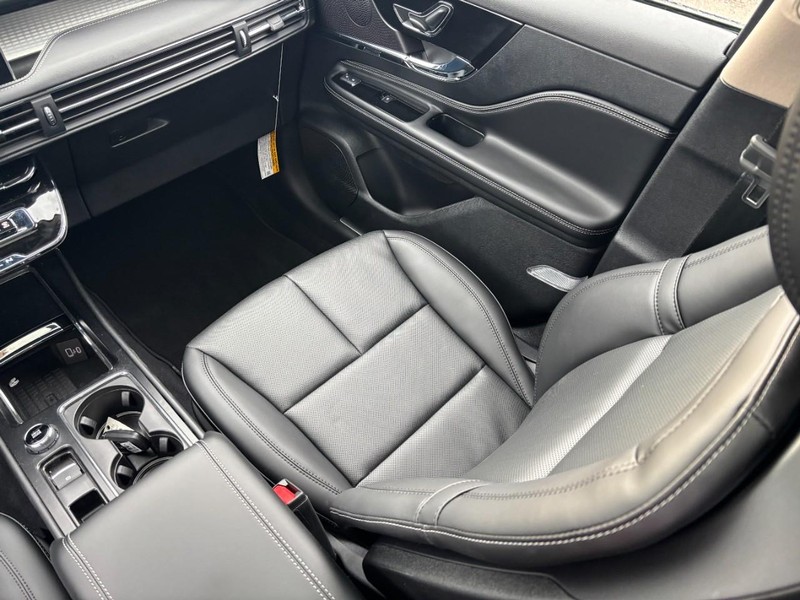 Lincoln Corsair Vehicle Full-screen Gallery Image 15