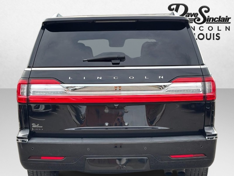 Lincoln Navigator Vehicle Full-screen Gallery Image 04