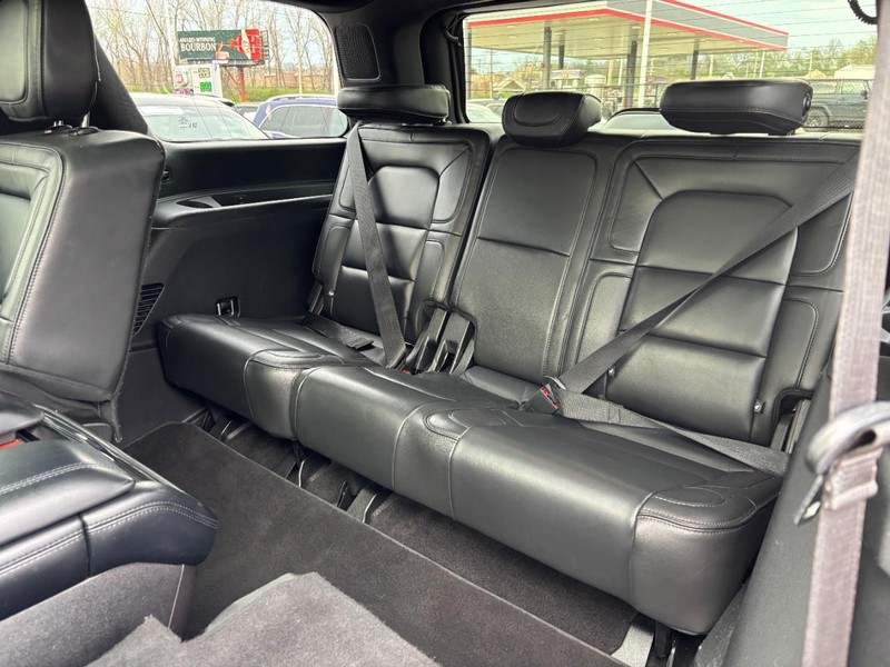 Lincoln Navigator Vehicle Full-screen Gallery Image 11
