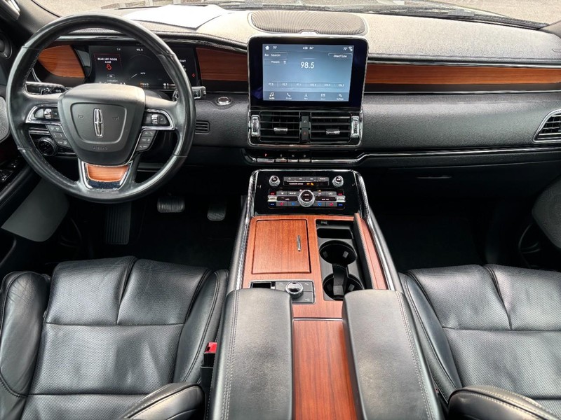 Lincoln Navigator Vehicle Full-screen Gallery Image 13