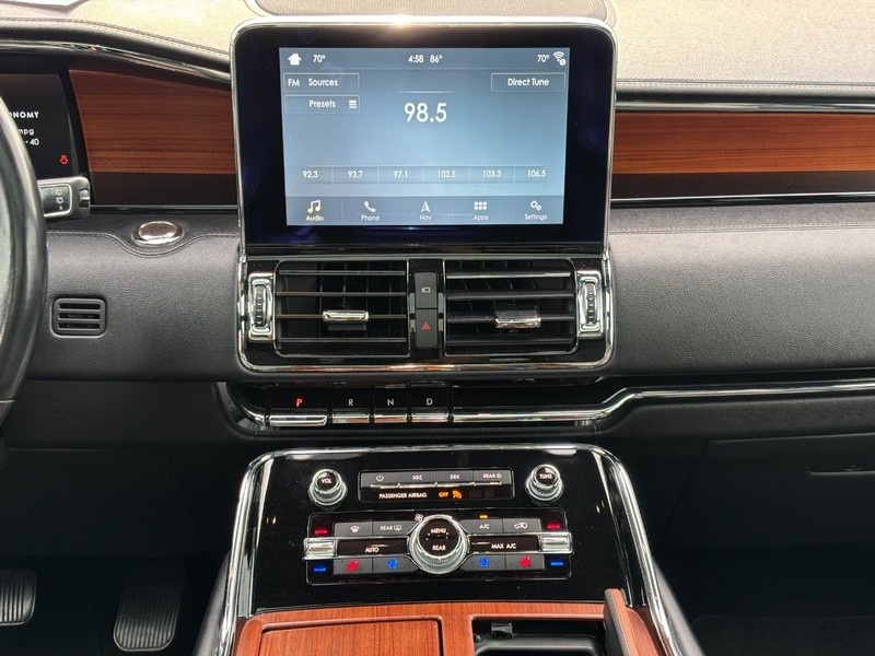 Lincoln Navigator Vehicle Full-screen Gallery Image 15