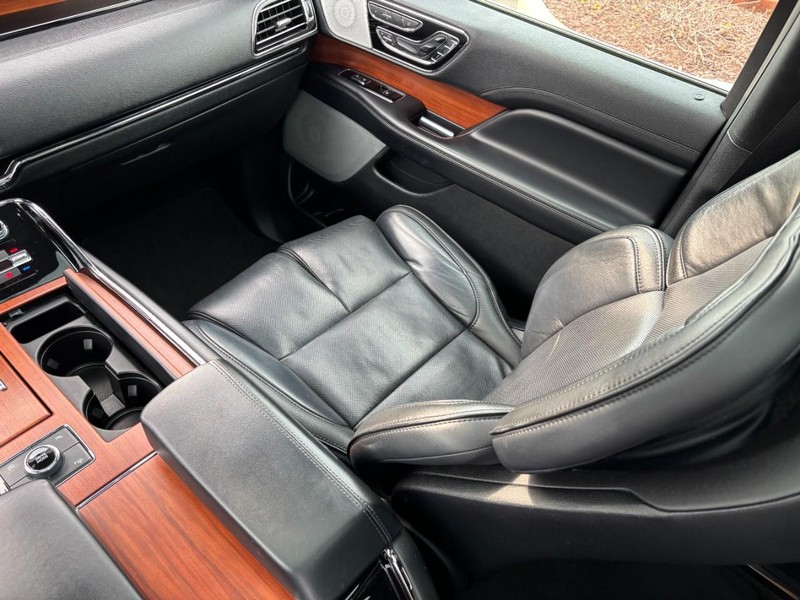Lincoln Navigator Vehicle Full-screen Gallery Image 16